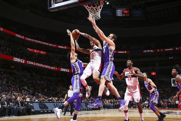 拜仁球星莱默尔复刻施魏因施泰格经典脚后跟破门（拜仁中场莱默尔上演施魏因施泰格式经典脚后跟破门）