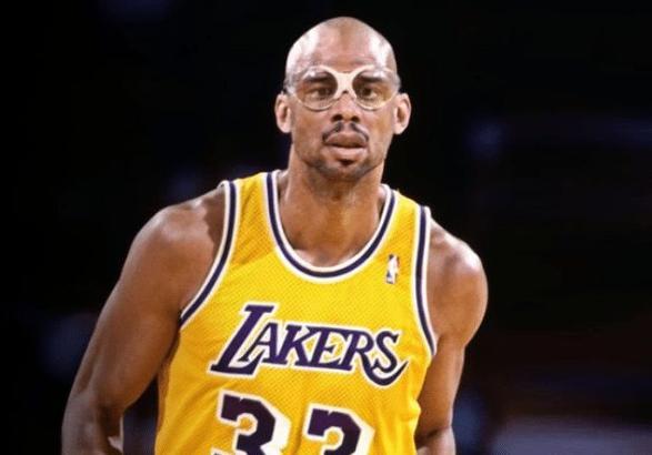 激斗二番战，沙尔克球迷再次与多特蒙德球迷在科隆斗殴（科隆再起风波：沙尔克与多特蒙德球迷二次爆发激烈冲突）