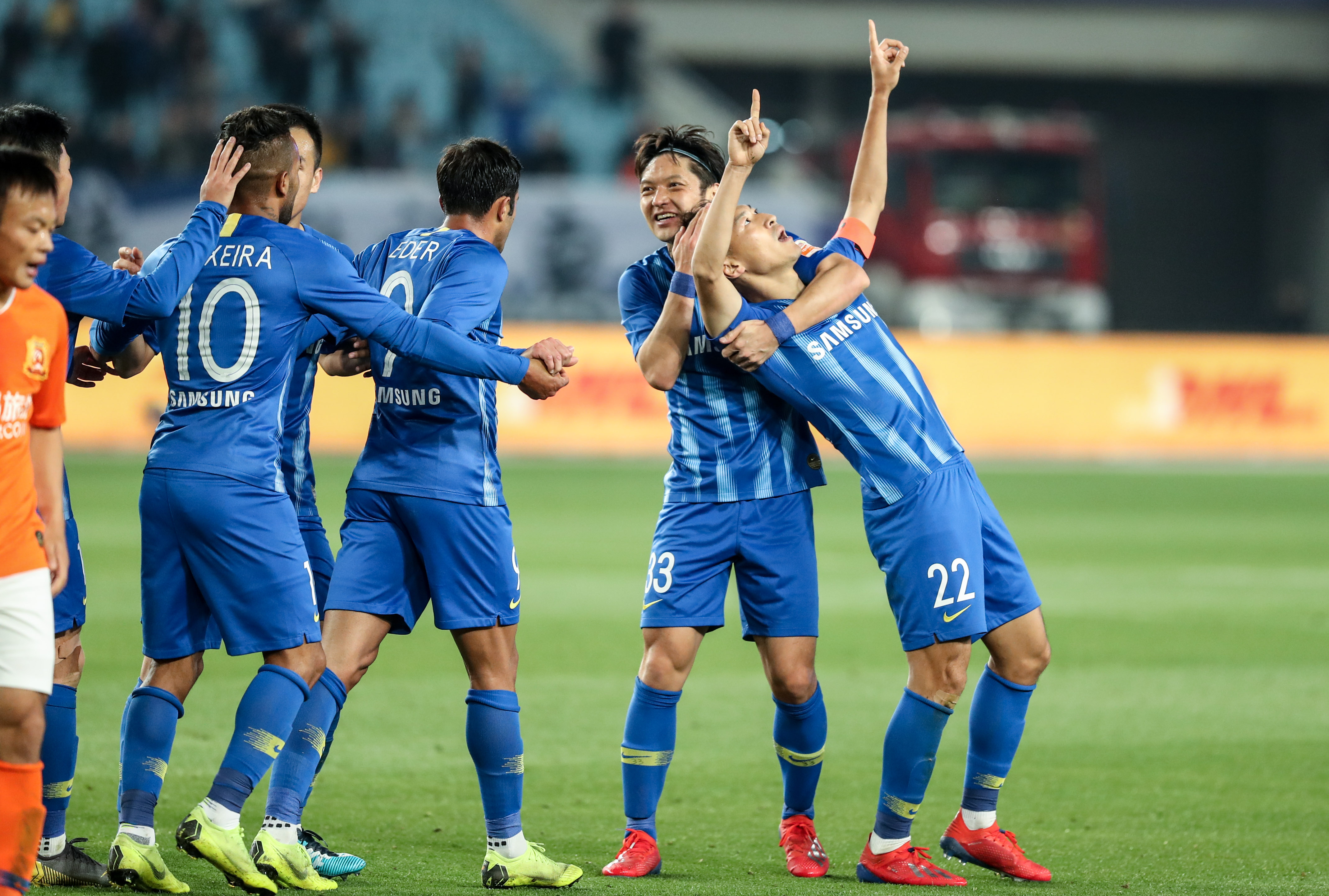 半场战报：皇马0-0塞尔塔，米利唐伤退，居莱尔射门偏出（半场速递：皇马与塞尔塔互交白卷，米利唐因伤离场，居莱尔射偏）