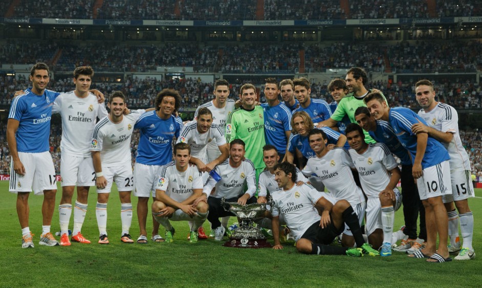 长春亚泰队启程出征青岛时，球迷用歌声为将士们送行（长春亚泰启程赴青岛，球迷以歌相送）