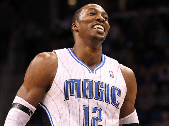 感谢恩师，出自崇明基地的海港球员将奖牌挂在徐根宝脖子上（致敬恩师，海港崇明出身球员将奖牌挂在徐根宝颈间）