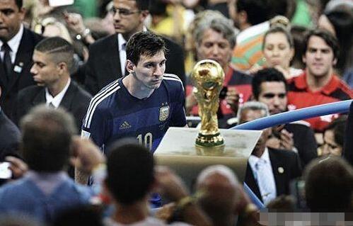 欧冠积分榜形势：拜仁阿森纳全胜，巴黎皇马遭首败，意甲陷危机（欧冠格局：拜仁阿森纳全胜领跑，巴黎皇马遭遇首败，意甲危机四伏）