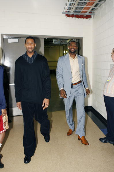 NBA新秀观察：状元秀首战亮眼,（NBA新秀速报：状元首秀大放异彩）