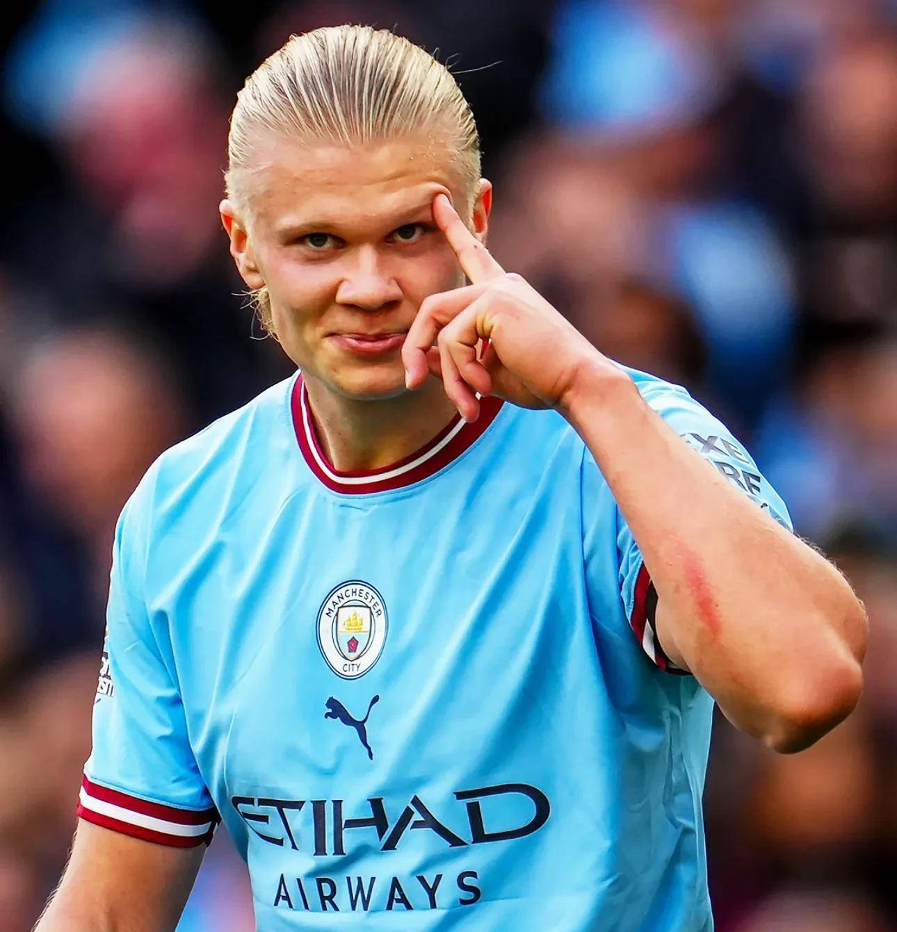 杜普兰蒂斯、特博戈两名巴黎奥运会金牌得主为摩纳哥vs巴黎开球（两位巴黎奥运金牌得主杜普兰蒂斯与特博戈为摩纳哥对阵巴黎比赛开球）